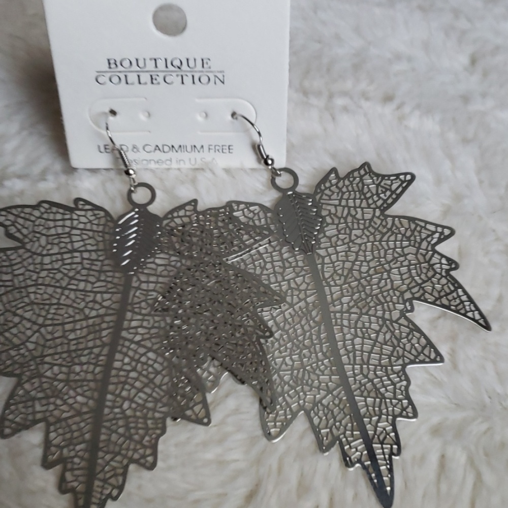 NWT  Silvertone Leaf Earrings